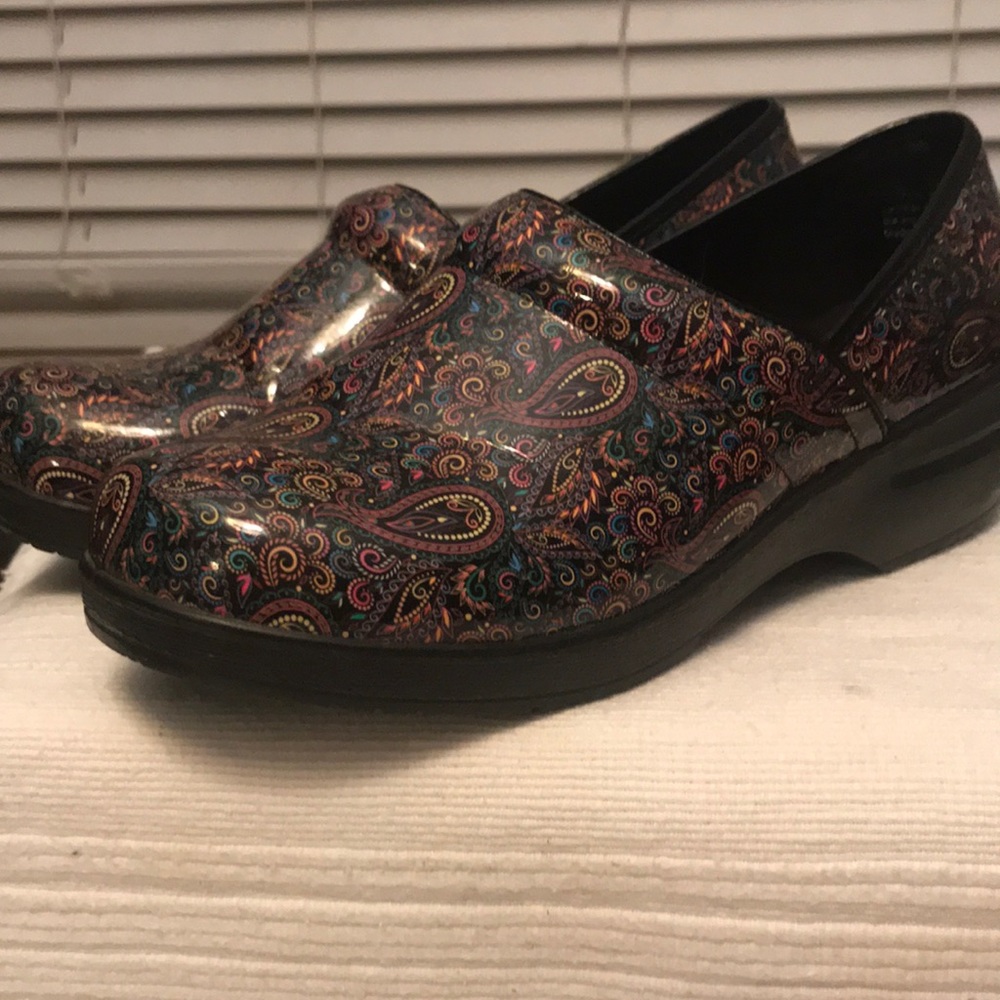 Ingaro women’s paisley nursing clogs 8.5